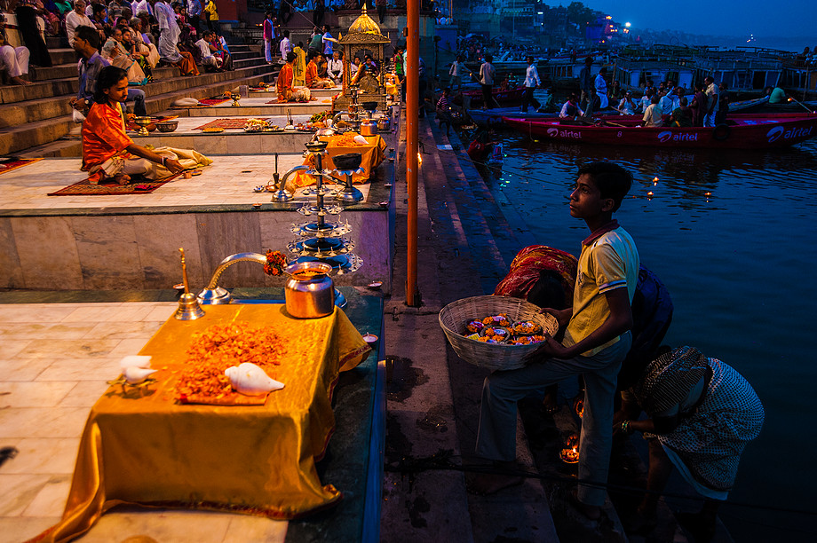 Sacrum-profanum (Varanasi, Ganga Aarti) (Indie. Dzień jak nie codzień.)